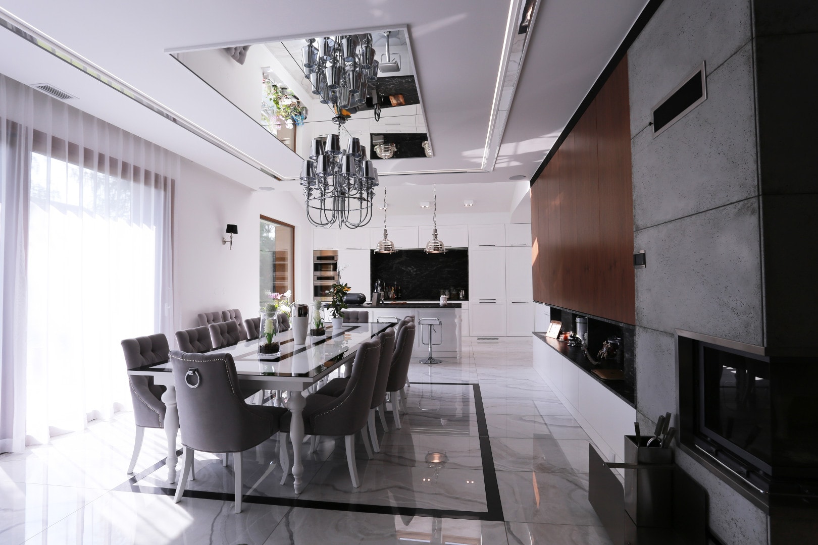 Jadalnia z lustrem na suficie Jadalnia z lustrem na suficie