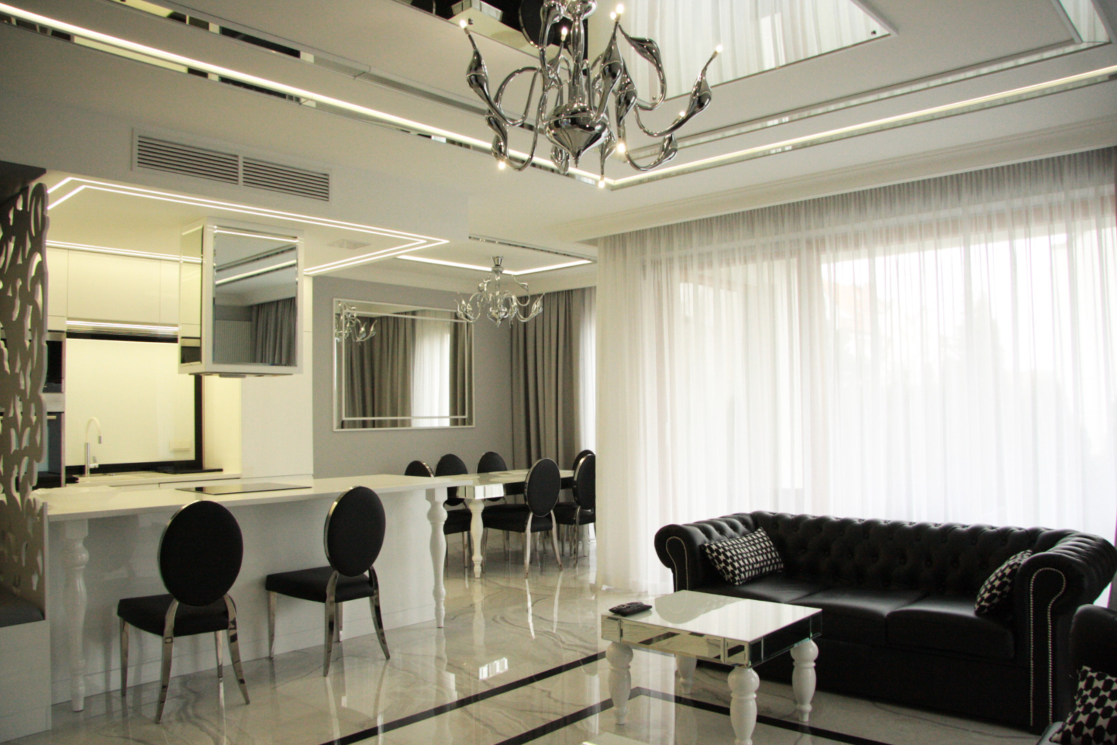 Salon z czarną sofą Salon z czarną sofą